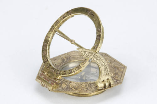 Augsburg-type sundial with case